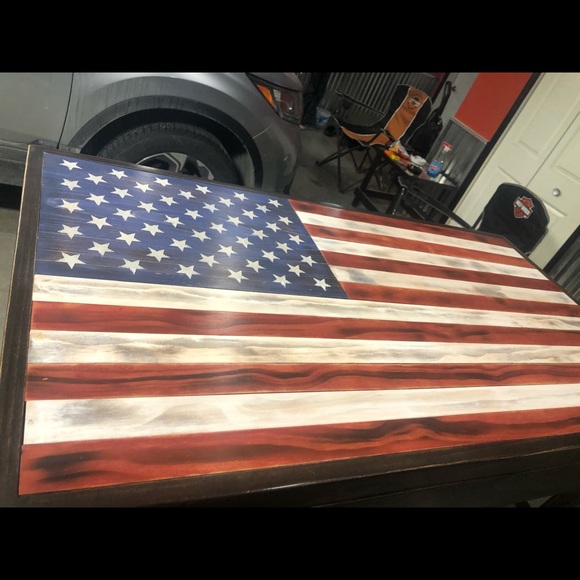 Flag table with locking hideaway - Picture 6 of 8